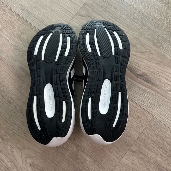 Adidas women’s shoes - Picture 2 of 3